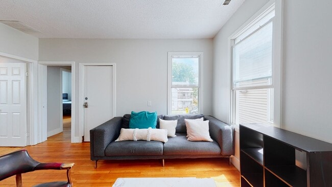 Building Photo - 6 Bedroom Apartment in Science Hill, close to downtown! (Laundry In Unit)