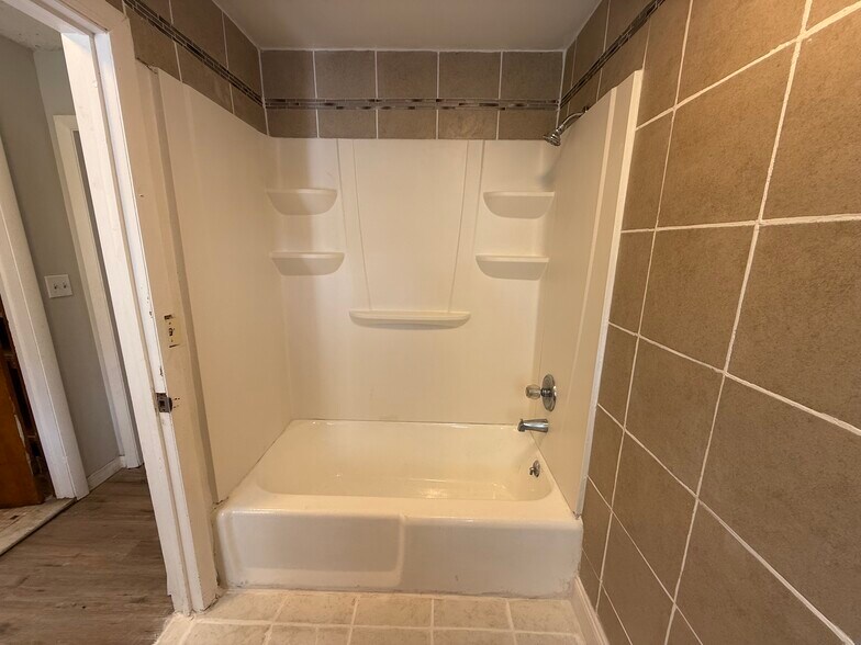 Tub and Shower - 45 Union St
