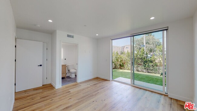 Building Photo - 4462 W Maplewood Ave