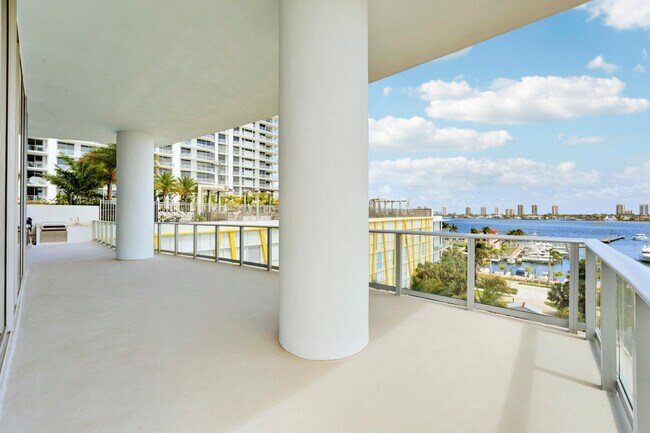 Building Photo - 220 Lake Shore Dr