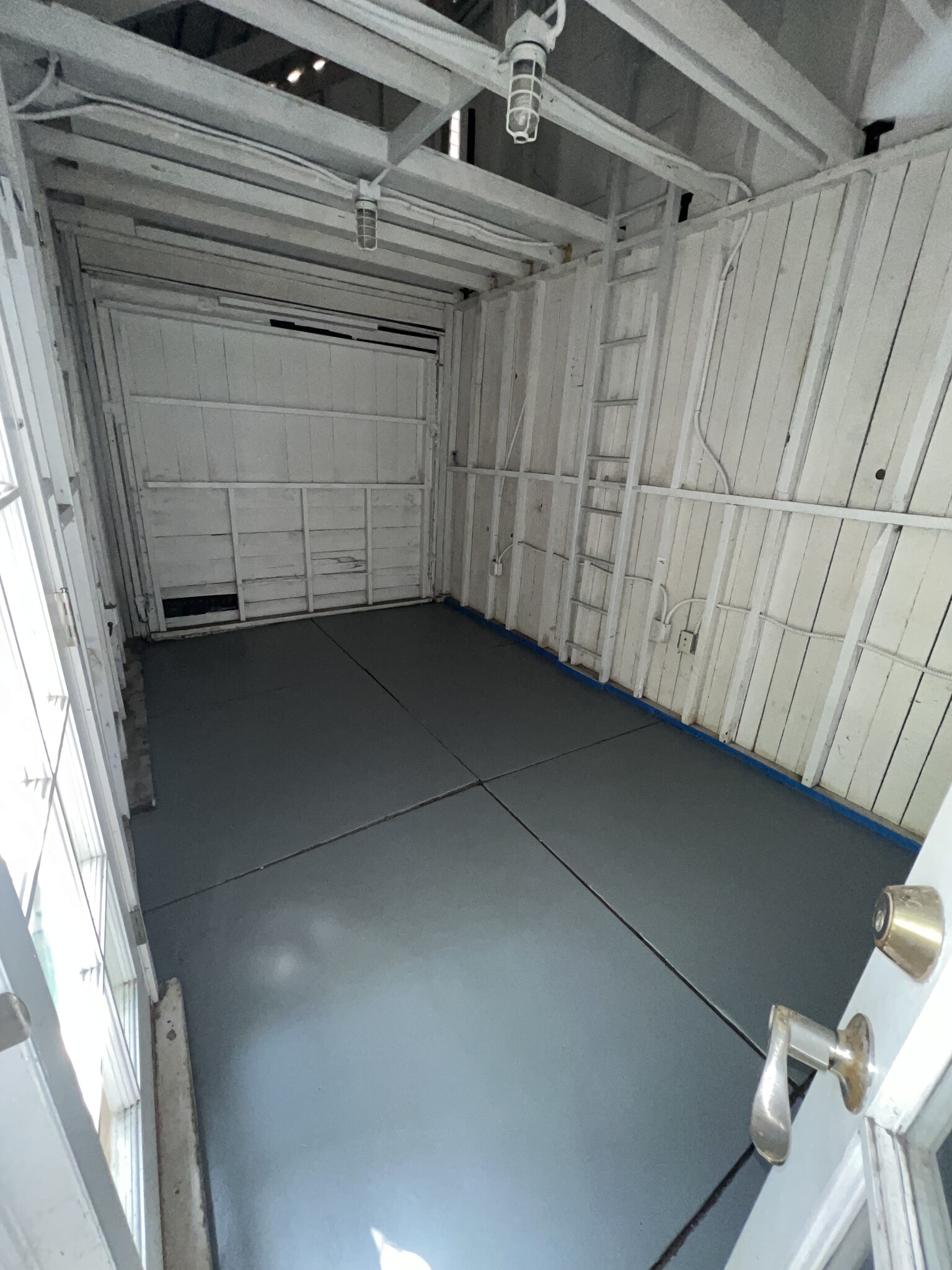 Garage - 502 N Kingsley Dr