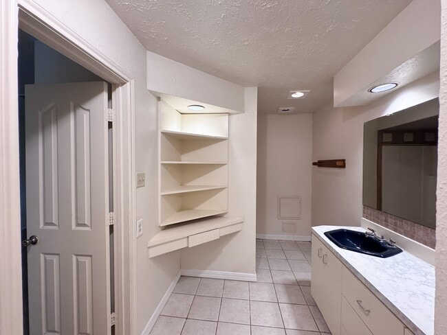 Building Photo - 14418 Moorfield Dr