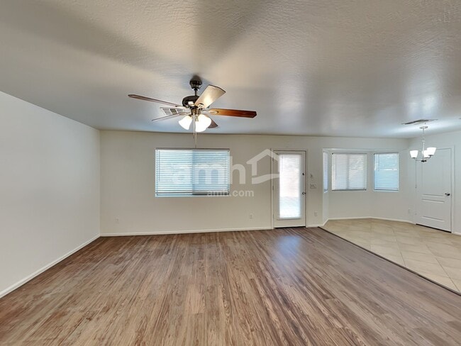 Building Photo - 466 E Penny Ln