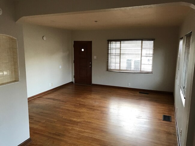 Building Photo - 1000 W Miller Ave