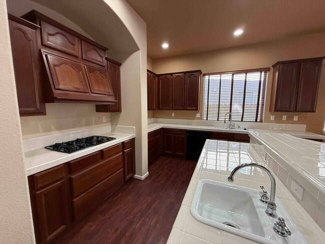 Building Photo - Absolutely Gorgeous Home in Gated Rosevill...
