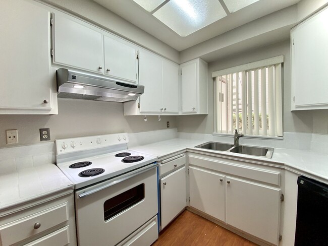 Building Photo - Adorable 2-Bedroom Condo in Newark!