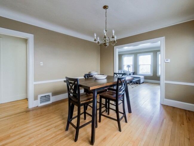 Building Photo - Welcome to this charming 2 bedroom, 1 bath...