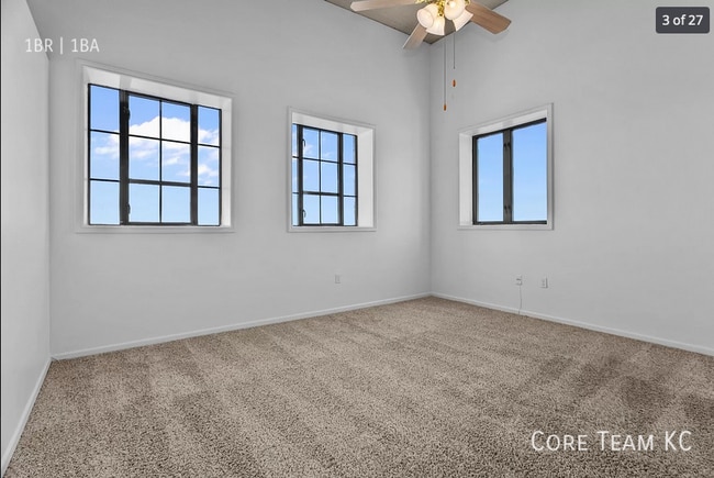 Building Photo - 320 W 7th St