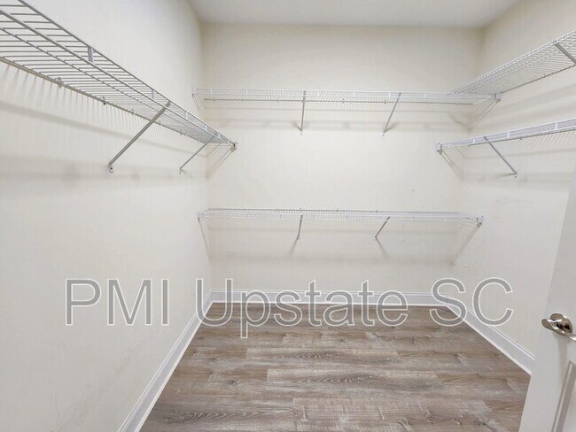 Building Photo - 1039 Blythwood Dr