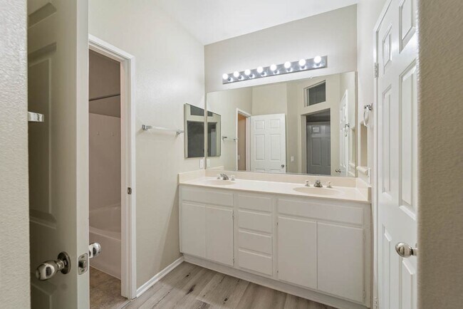 Building Photo - Gorgeous Town Home- Gated community- Pool