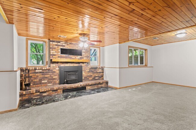 Building Photo - Rent in Andover 4 bd 3 ba 5 garage stalls, 1 AC avail NOW: $2,895/mo plus utilities.