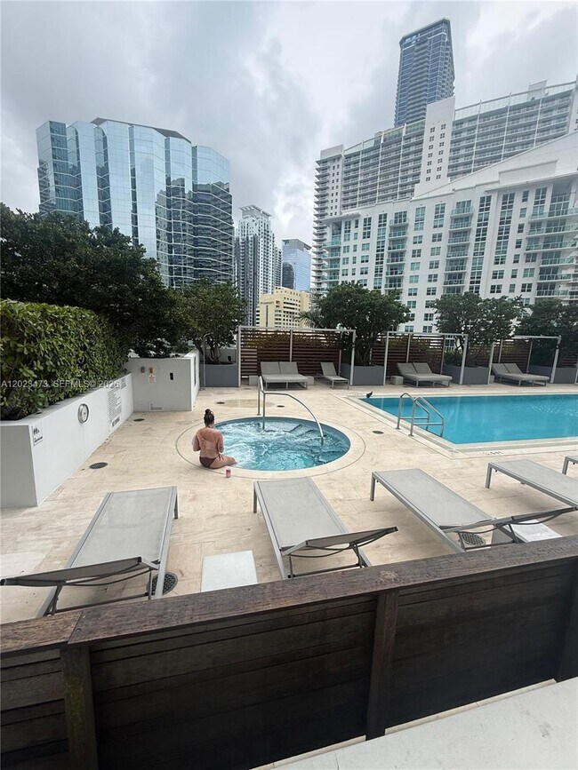 Building Photo - 1300 Brickell Bay Dr