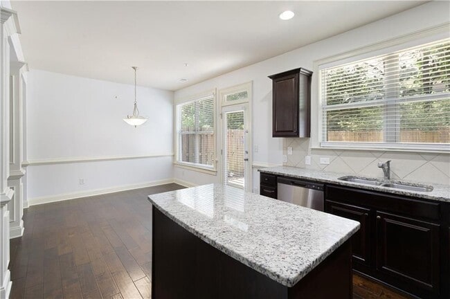Building Photo - 2249 Knoxhill View