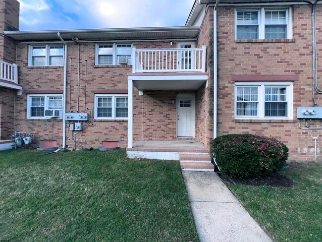 Building Photo - 705 N Dudley Ave