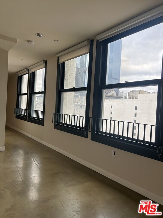 Building Photo - 315 W 5th St