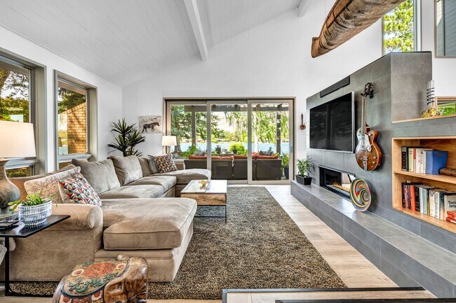 Building Photo - LAKEFRONT LUXURY ON LAKE STANLEY | FULLY FURNISHED + UTILITIES INCLUDED IN GUARDED LAKERIDGE SHORES