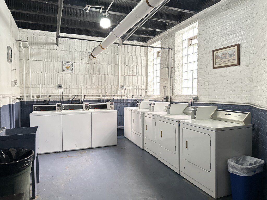 Building Photo - 1371 W Estes Ave