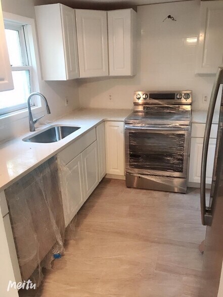 Building Photo - 42 Gladstone Ave