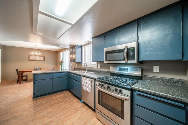 Building Photo - 3 Bed/ 2.5 Bath Greenlaw Townhouse w/2 Car Garage! - Mountain Views! - Students & Pets OK! Avail....