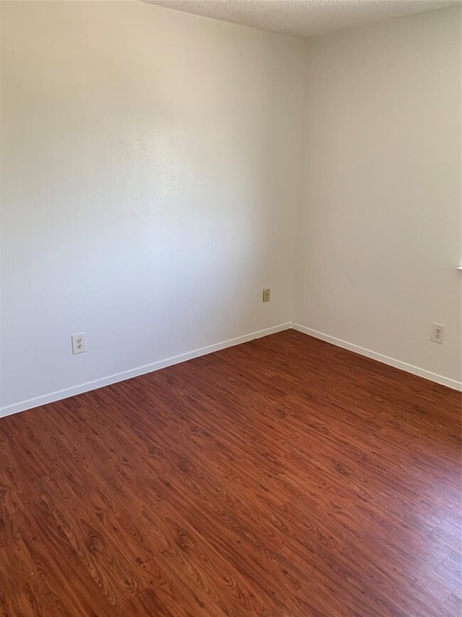 Building Photo - 8112 Sonnet Ave