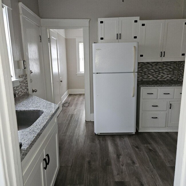 Building Photo - 401/403 Johnson