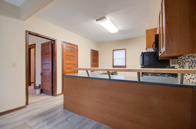 Building Photo - 811 John St