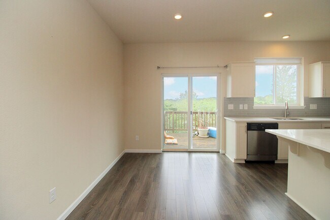 Building Photo - 3 Bedroom Luxury Townhouse in Beautiful Happy Valley