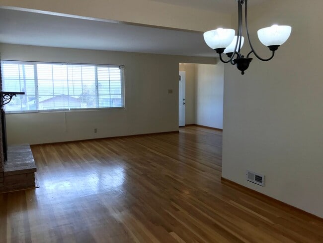 Building Photo - Delightful SSF 3 bed/2 bath Home
