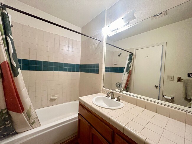 Building Photo - Spacious Beach House in South Oceanside