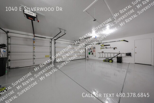 Building Photo - 1040 E Silverwood Dr