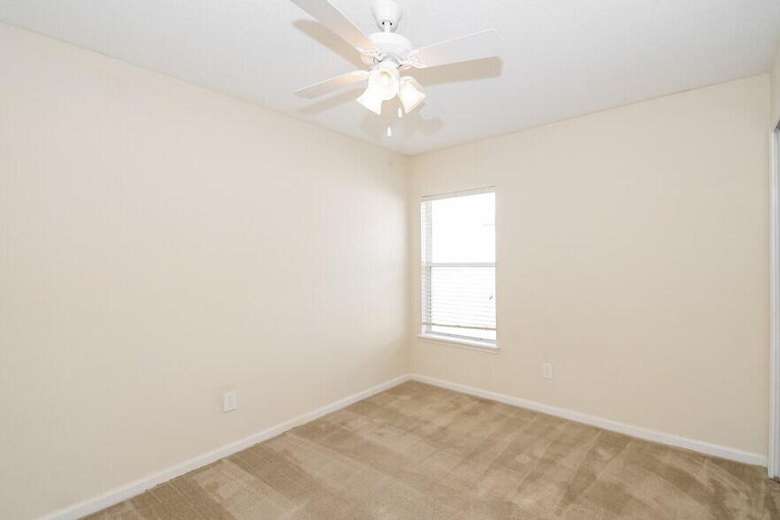 Building Photo - 2452 Willowbend Dr