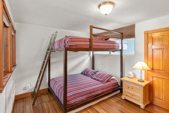 Building Photo - 747 W Pacific Ave