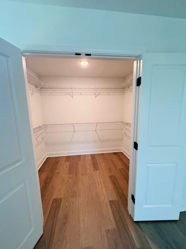 Building Photo - Move-In Ready 3-Bedroom Townhome – Modern Comfort Meets Style