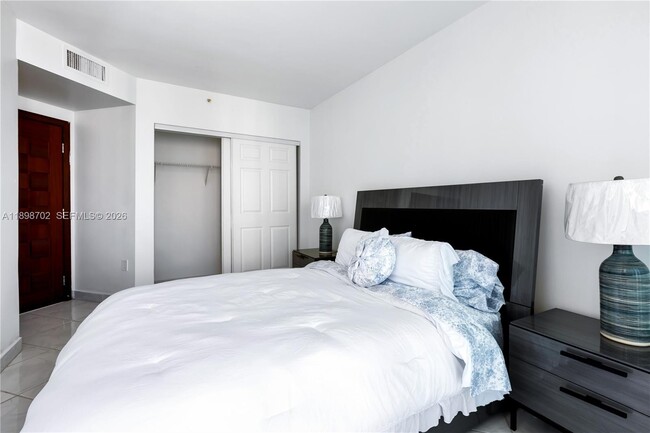 Building Photo - 16400 Collins Ave