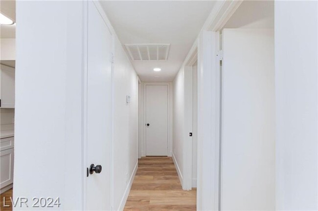 Building Photo - BEAUTIFUL REMODELED 2 BEDROOM UNIT! ** MOV...