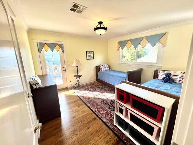 Building Photo - Charming 2 bed 1 bathroom unit in Pacific ...