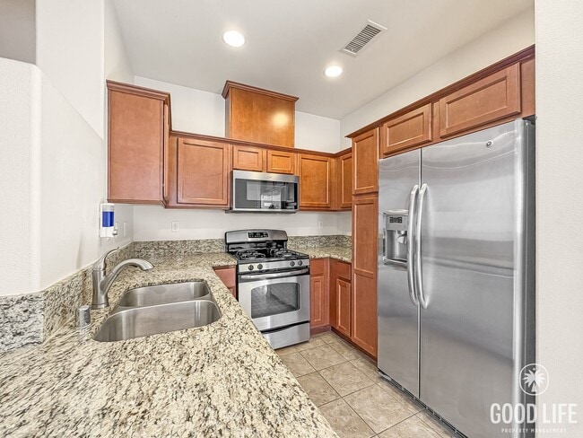 Building Photo - Beautiful 3B/3BA Townhome in Gated Communi...