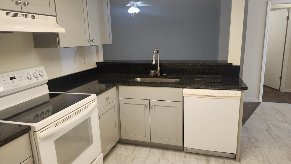 Building Photo - 7413 Mead Dr