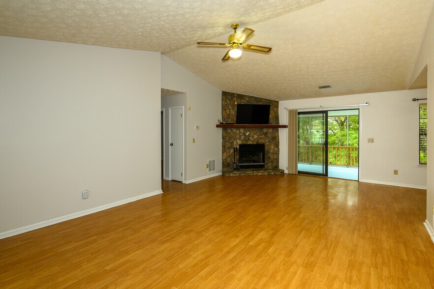 Building Photo - 2655 Merry Rd