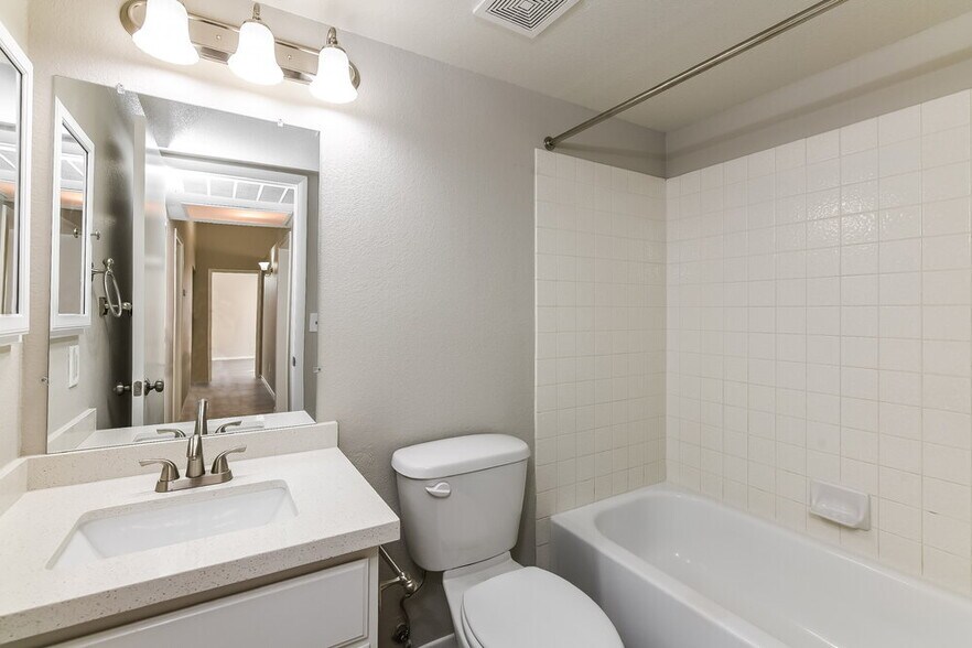 Building Photo - 7122 Knoll View Dr