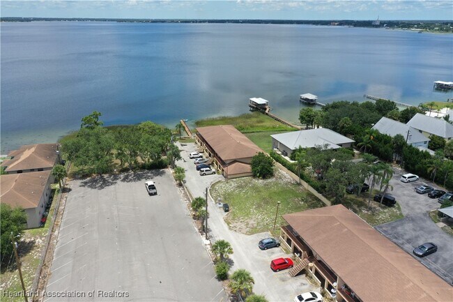Building Photo - 1025 Lakeview Dr