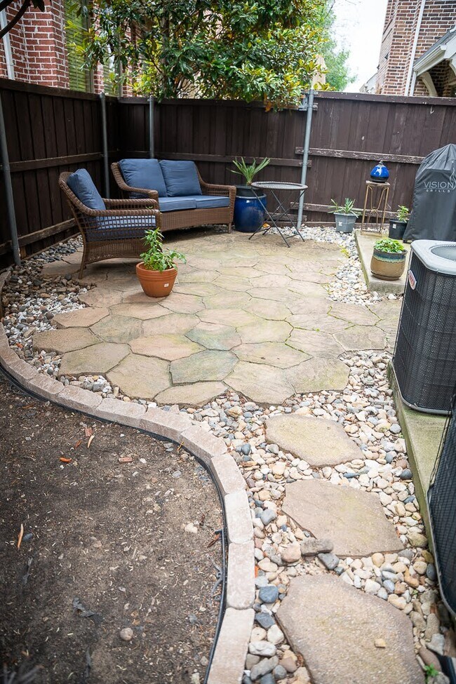 Building Photo - 1204 Lake Pointe Way