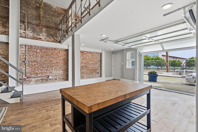 Building Photo - 310 N 13th St