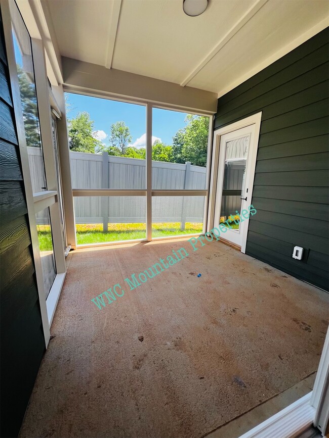 Building Photo - 5 Heartleaf Cir