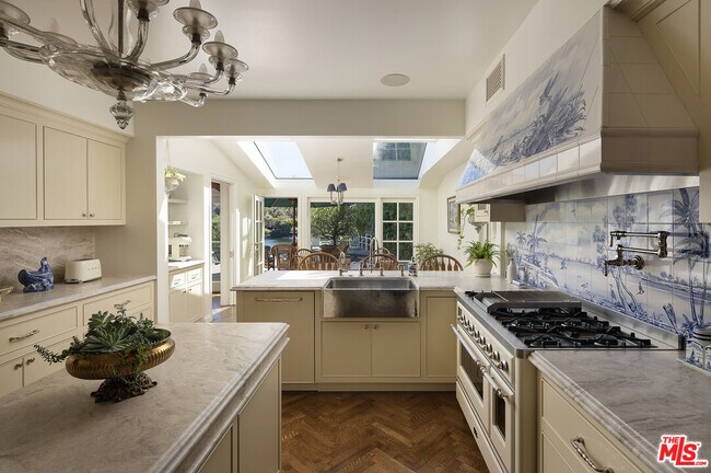 Building Photo - 10030 Toluca Lake Ave