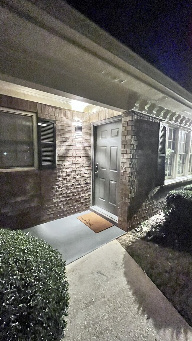 Building Photo - 3461 Southgate Trail SE