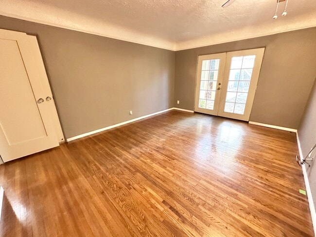 Building Photo - Beautiful Vintage Home with RV Sized Garage and Large Backyard