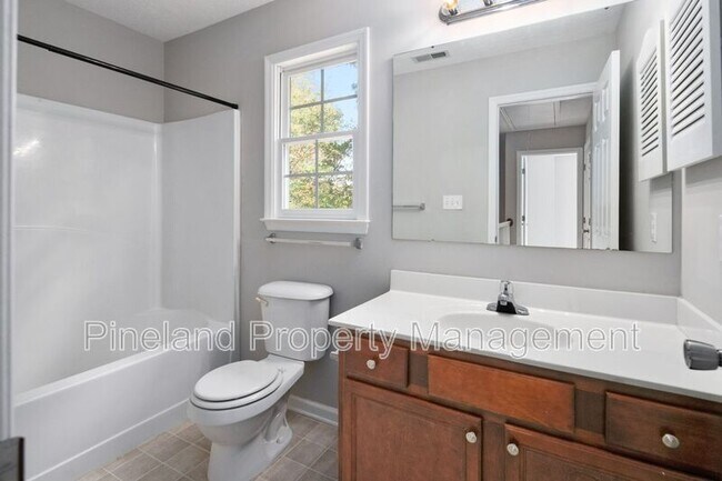 Building Photo - 320 Roundtree Dr