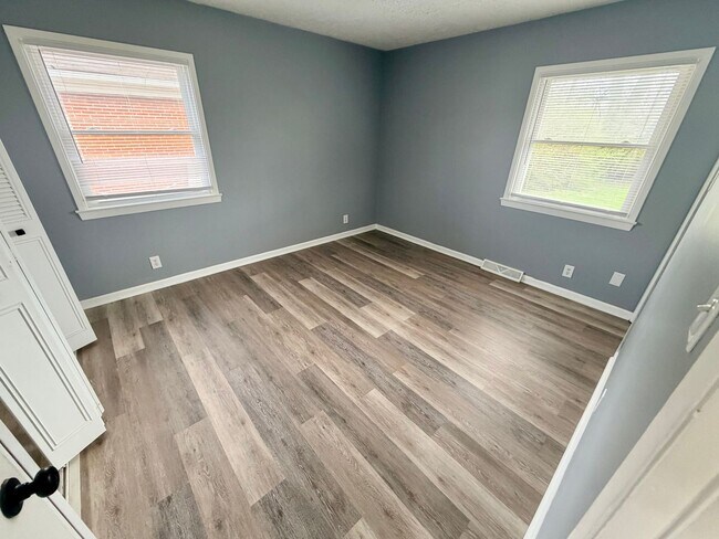 Building Photo - 1134 Oakwood Dr