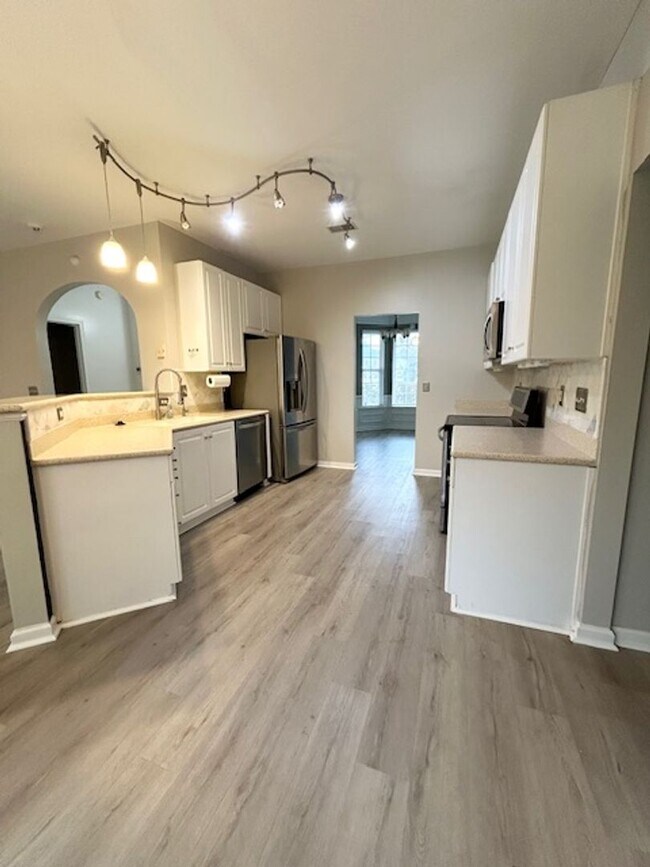 Building Photo - WELCOMING FOUR BEDROOM HOME IN WILLOWBROOKE